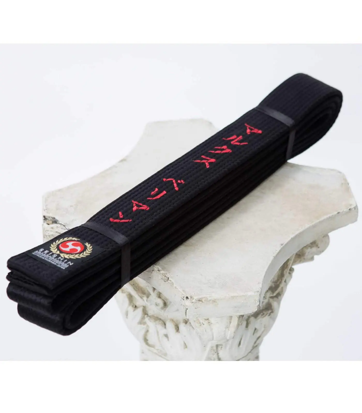 ceinture-noire-karate-seishin-international-sur-presentoir