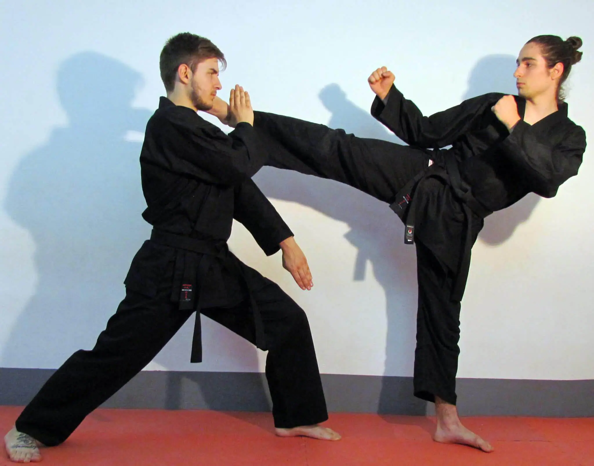 kimono-karate-gi-kamikaze-basic-black-black-kobudo-blocage-mawashi-geri