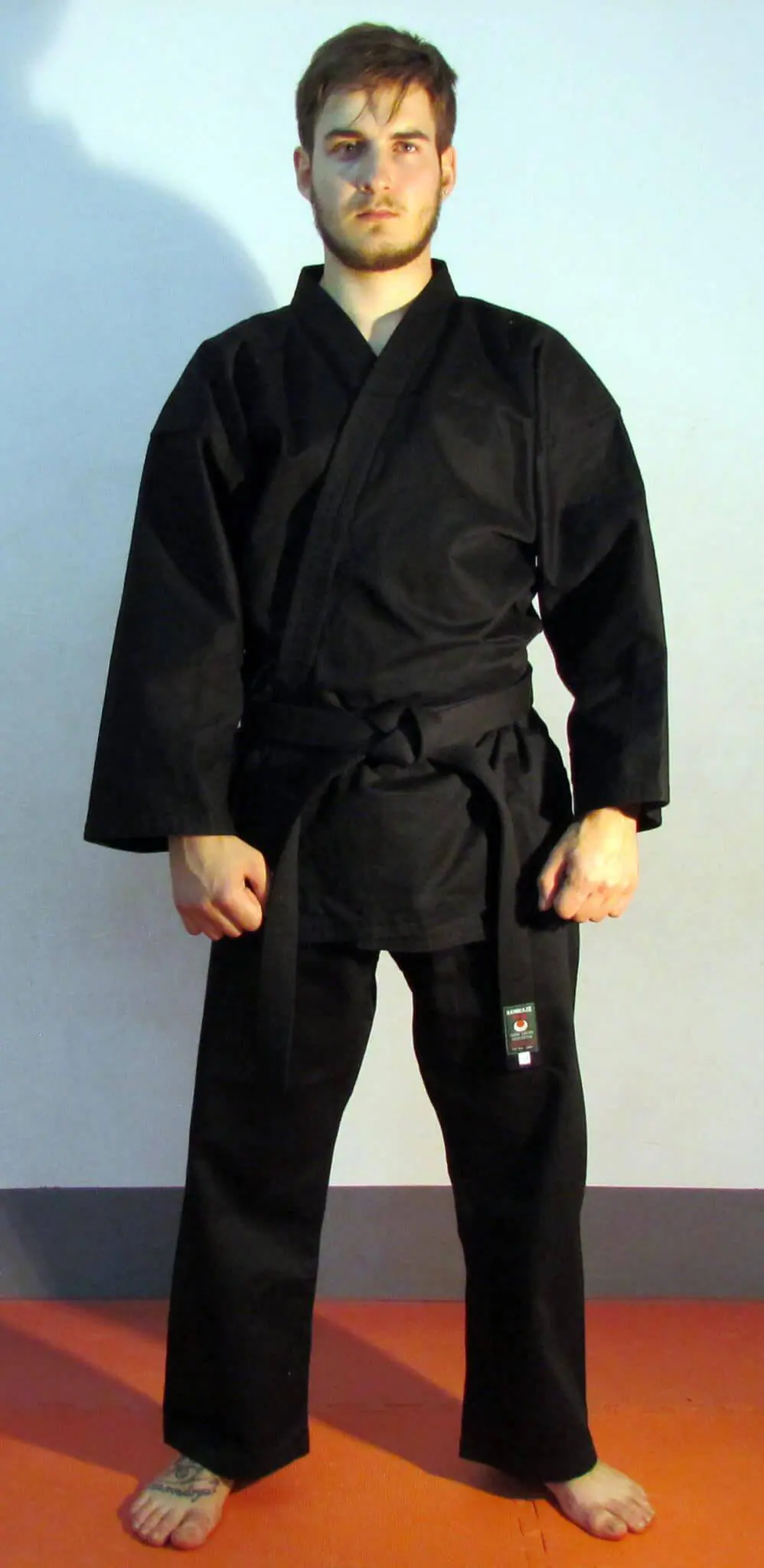 kimono-karate-gi-kamikaze-basic-black-black-kobudo-hachiji-dachi