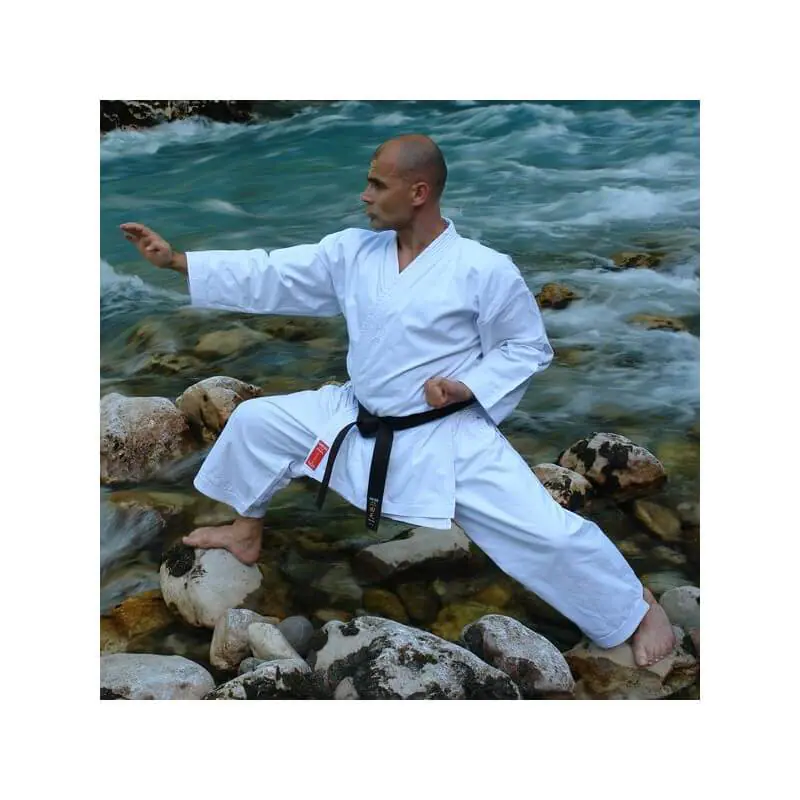 kimono-karate-gi-kamikaze-europa-zenkutsu-dachi-sur-riviere