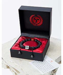 seishin-bracelet-boite-sur-karate-gi-biais