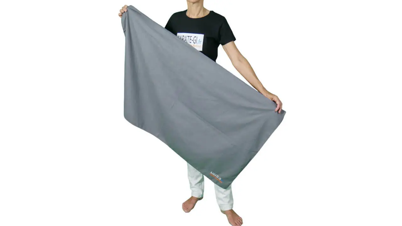 towel-microfiber-120x70-gray-karate-gi-presentee-debout